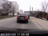 Un automobiliste filme avec sa dashcam les bombardements à Marioupol (Urkraine)