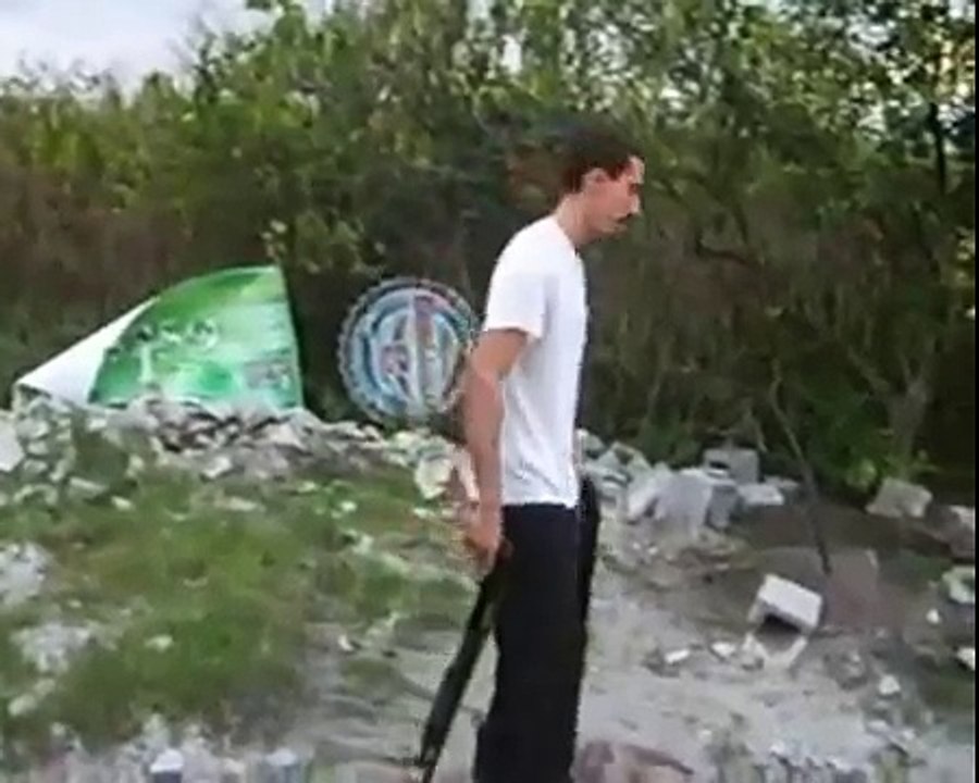 1 idiot , 2 fusils ...