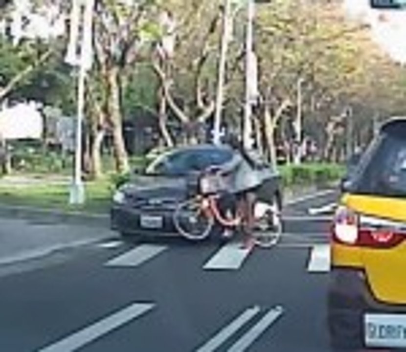 Une cycliste vraiment chanceuse !! à voir