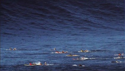 Un groupe de surfeurs se fait avaler par une énorme vague