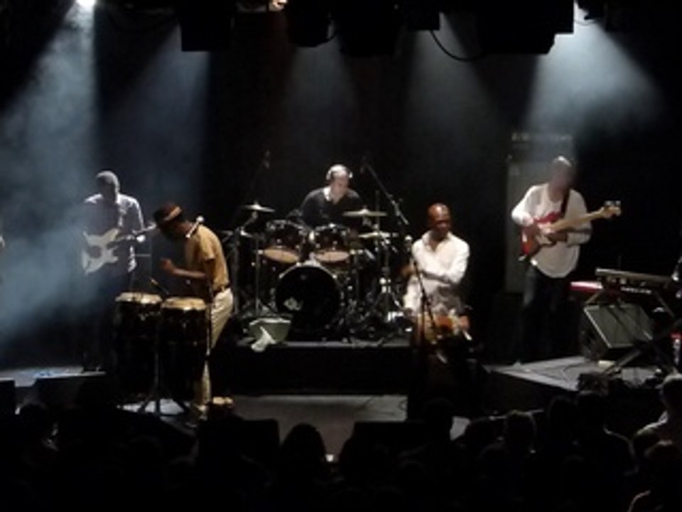 MJC l'escale à Aubagne Touré Kunda sarana (live)