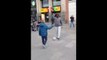 Cristiano Ronaldo surprend un gamin en pleine rue