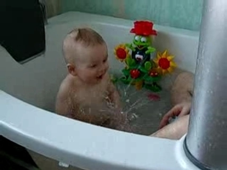 Nathan dans le bain avec papa