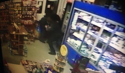 Silahlı soyguncu market sahibi direnince kaçtı