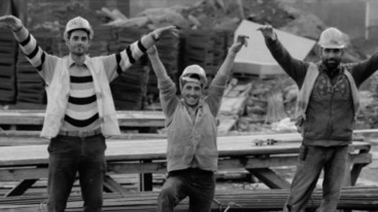 İnşaat Ekibinden Beşiktaş Taraftarına "Sabret" Mesajı