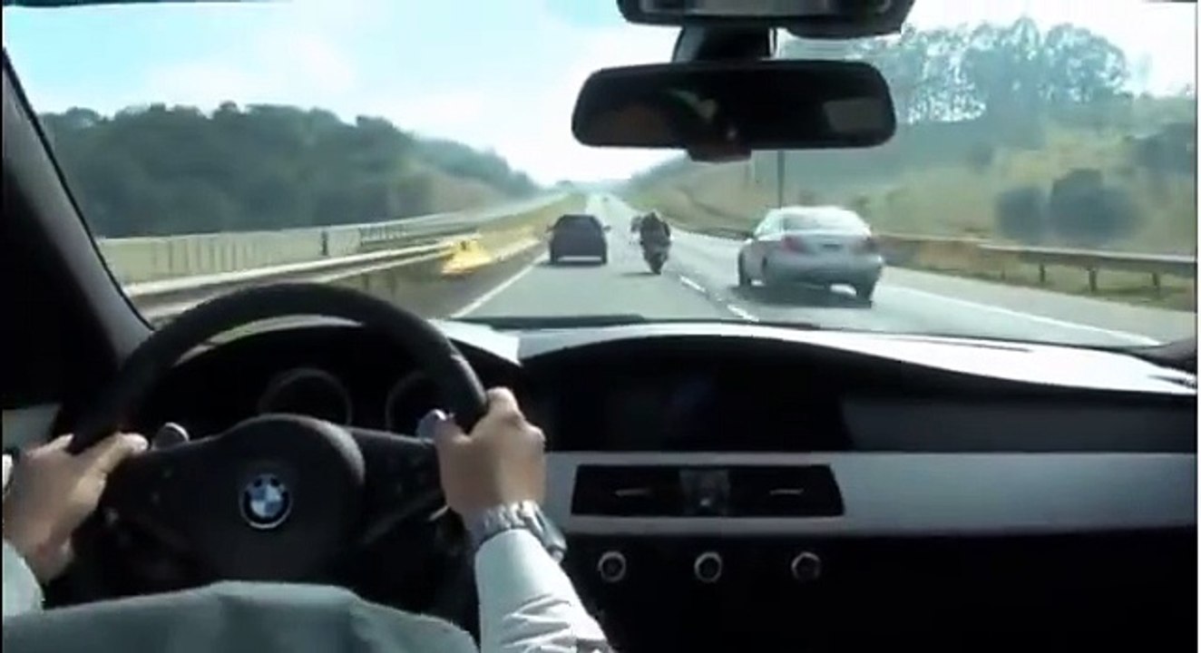 BMW M5 qui prend en chasse une Honda CBR 1000 RR