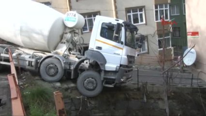 Beton Mikseri Yol Kenarında Asılı Kaldı