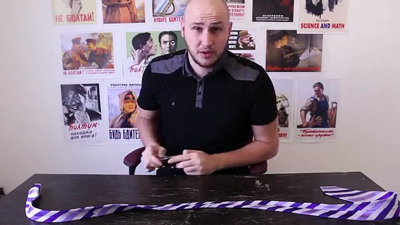 Il Commence à Enrouler Sa Cravate 2 Fois... Après Quelques Secondes...Parfait!