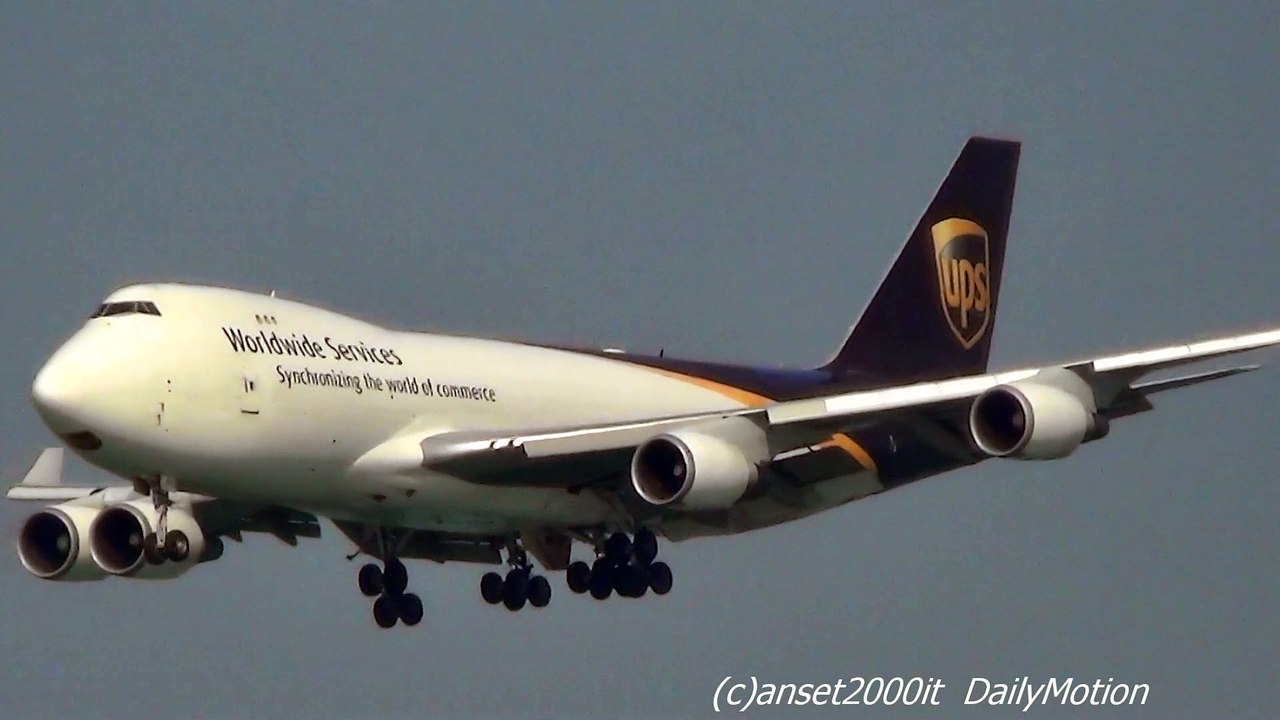 Boeing 747-400 Freighter UPS Landing in Hong Kong Airport. N570UP