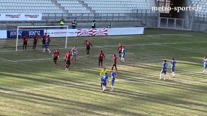 Barreira na linha do gol e goleiro no meio da área?