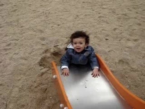 hugo fais du toboggan