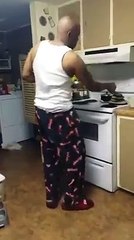 Il prépare des pancakes mais ne sait pas qu'il est filmé!