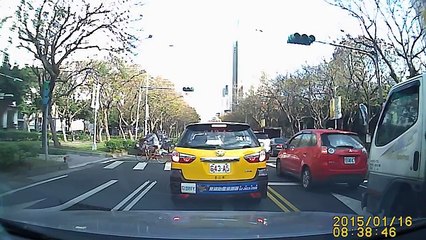 Une cycliste chanceuse se fait percuter par une voiture