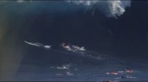 Un groupe de surfeurs se fait avaler par une énorme vague (Hawaï)