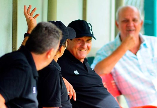 Sorridente, Muricy Ramalho volta aos treinos do São Paulo