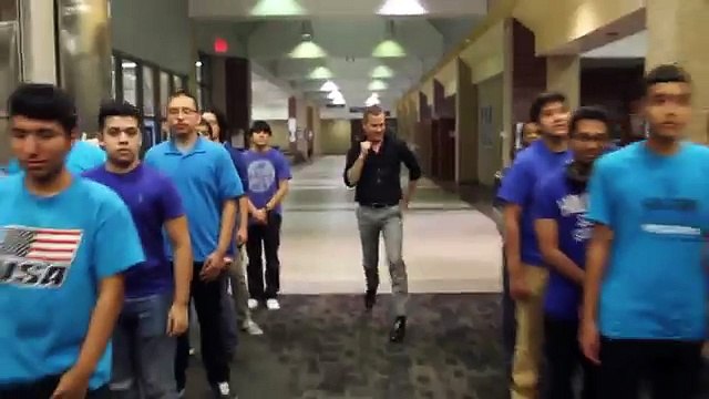 Un professeur de lycée danse avec ses élèves sur la musique Uptown Funk