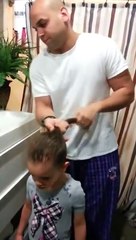 Kızının Saçlarını Değişik Bir Yöntemle Toplayan...