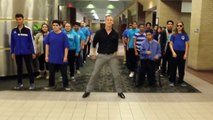 Un professeur de lycée danse avec ses élèves sur la musique Uptown Funk