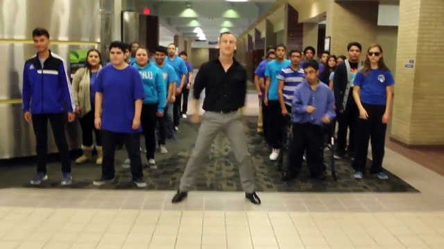 Un professeur de lycée danse avec ses élèves sur la musique Uptown Funk
