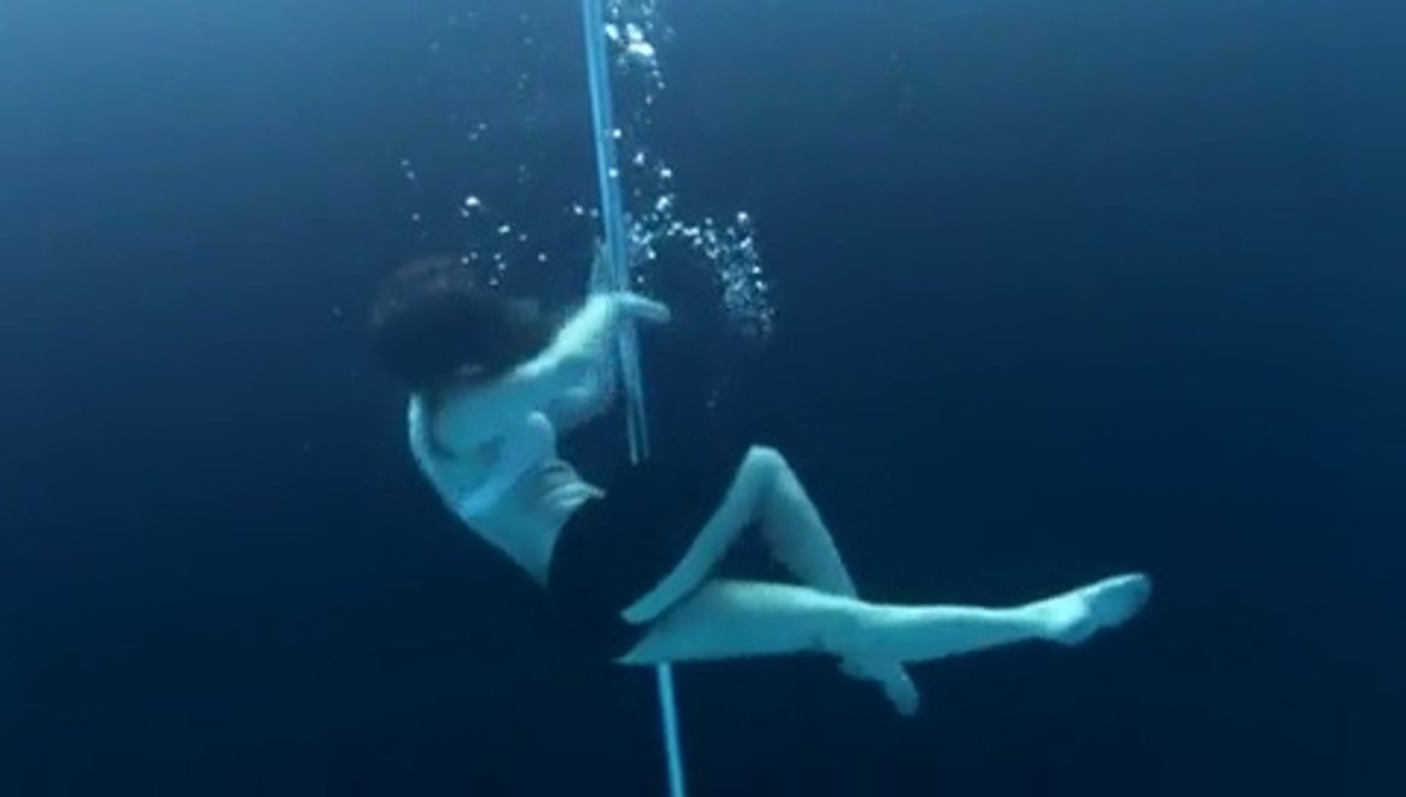 Increíbles imágenes de mujeres practicando Pole Dance bajo el agua