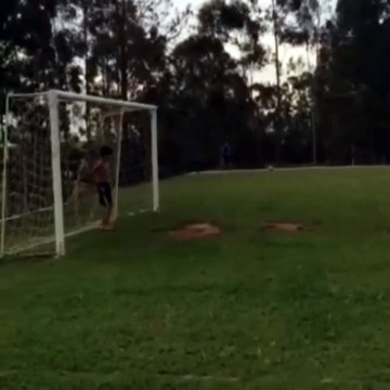 Tá no sangue! Olha esse golaço olímpico do filho do Falcão!