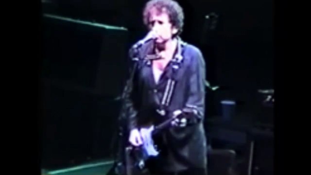 Bob Dylan in concert - She Belongs To Me