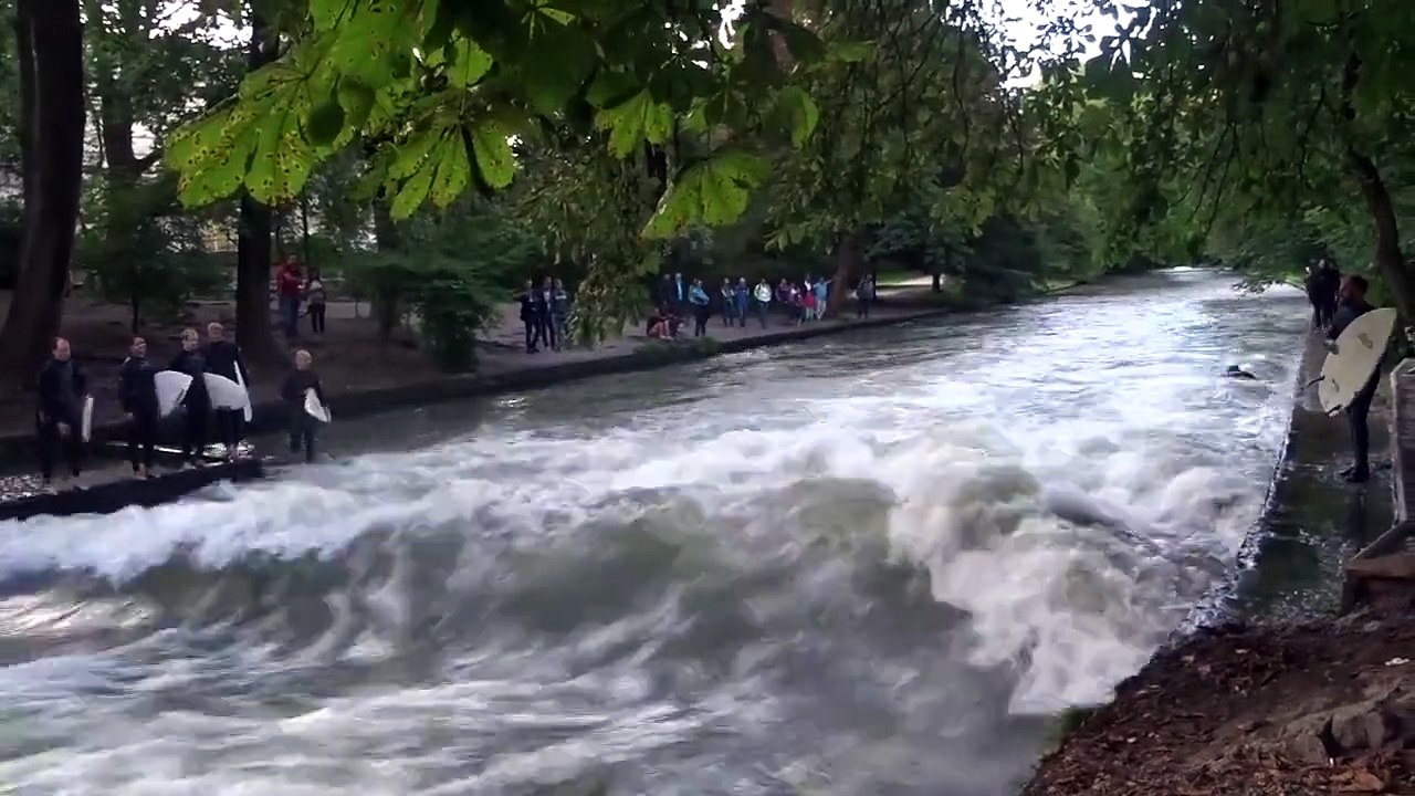 Sörfcüler eğleniyorlar