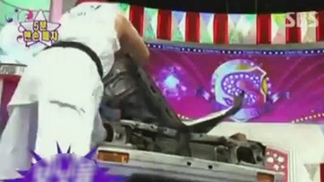 Il défonce une voiture avec ses poings