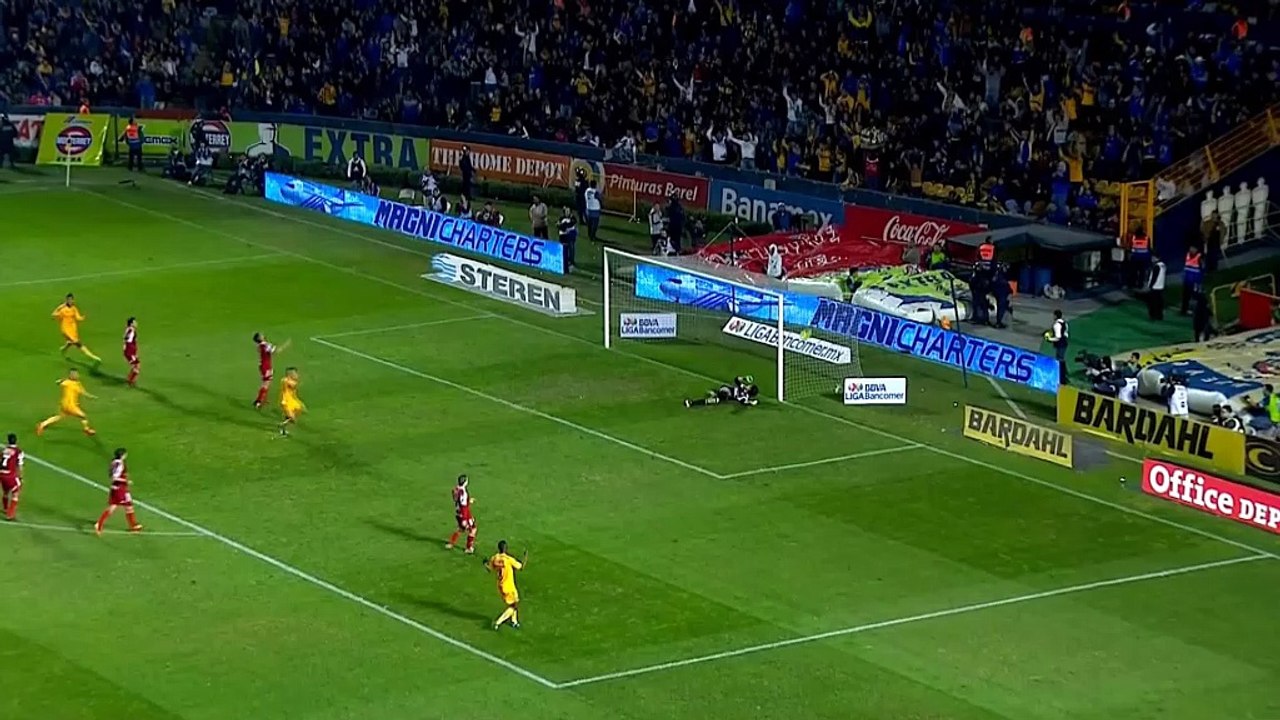 Keeper mit Kopfball-Eigentor