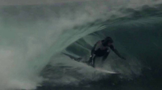 Braver le froid pour surfer des vagues de qualité