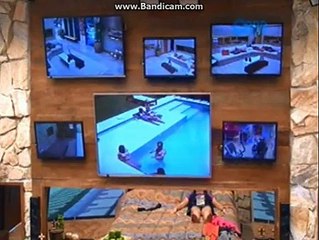 GH15 CEZAR BAÑANDOSE Y FER VIENDO