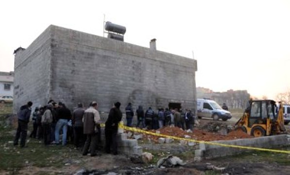 Polis, Erkek Cesedi Var Denilen Evde Kazı Çalışması Başlattı