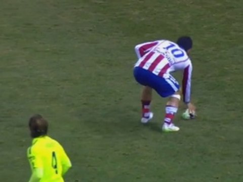 Arda Turan balance sa chaussure en direction de l'arbitre de touche