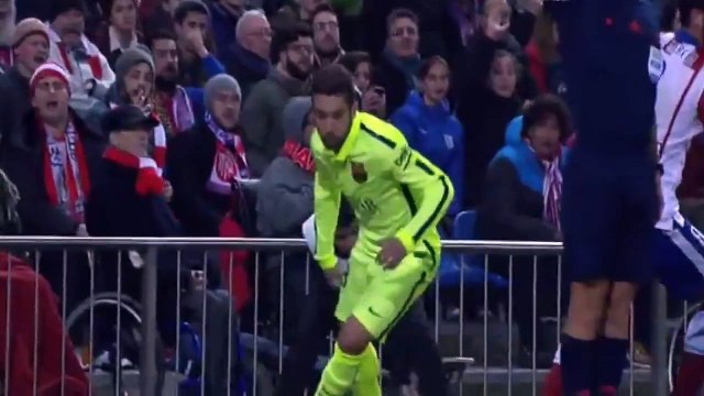 Jordi Alba bousculé par l'arbitre de touche ( Atletico Madrid vs. FC Barcelone)