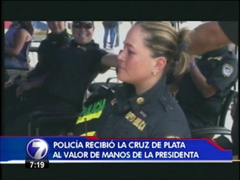 Mujer policía es ejemplo de valentía al esquivar 11 disparos