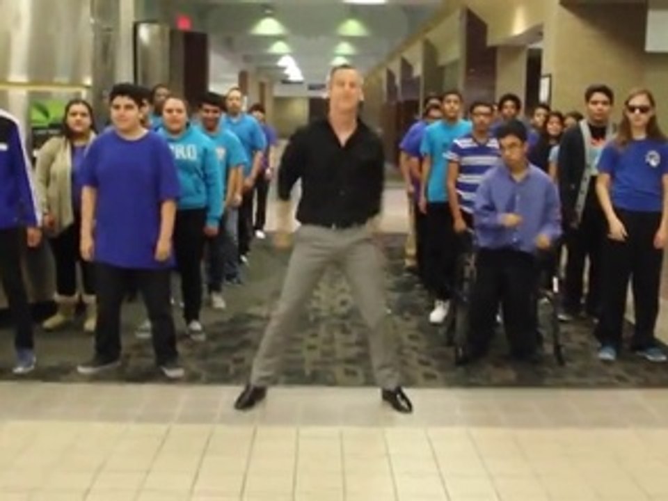 59# Un prof de lycée organise une énorme chorégraphie avec tous ses élèves