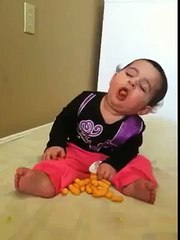 بچہ کو کتنی زیادہ نیند آئی ہے۔۔۔بہت کم نذر آتا ہے۔۔