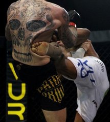 Acımasız Dövüşçüden Rakibinin Vücudunu Kağıda Çeviren Tekme