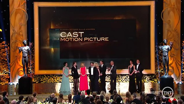 Naomi Watts trébuche sur la robe de Emma Watson pendant son discours aux SAG Awards