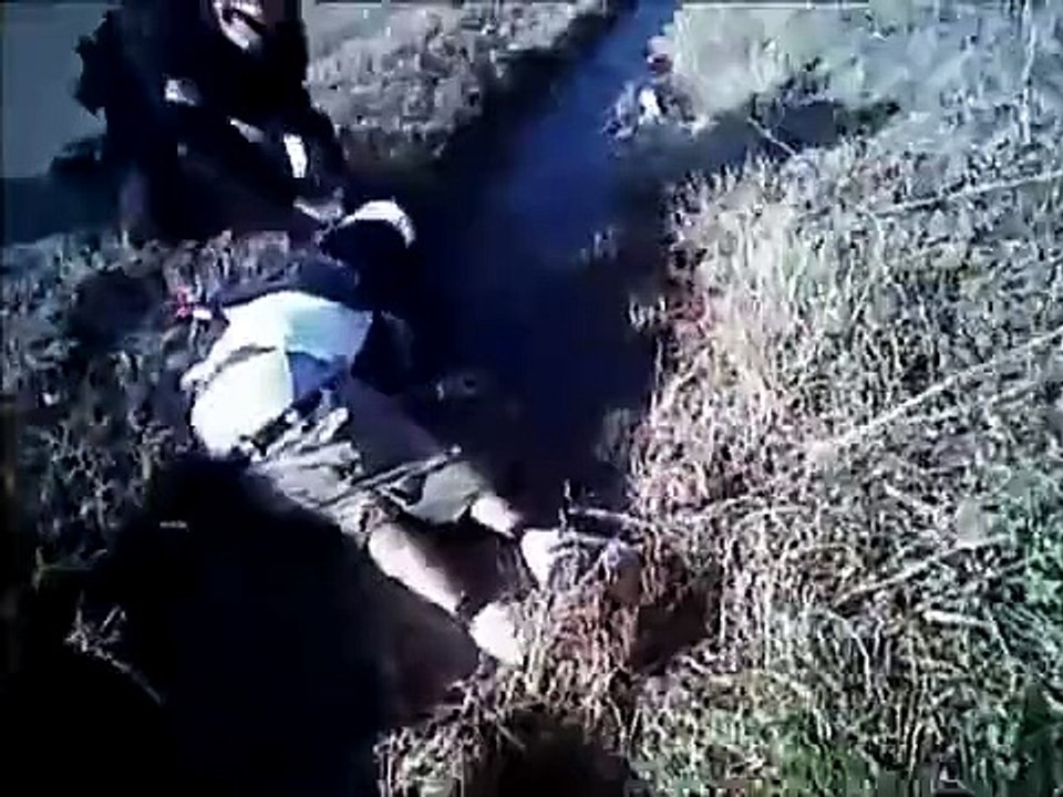 Un policier américain abat un homme armée en fuite pendant une course poursuite à pied!