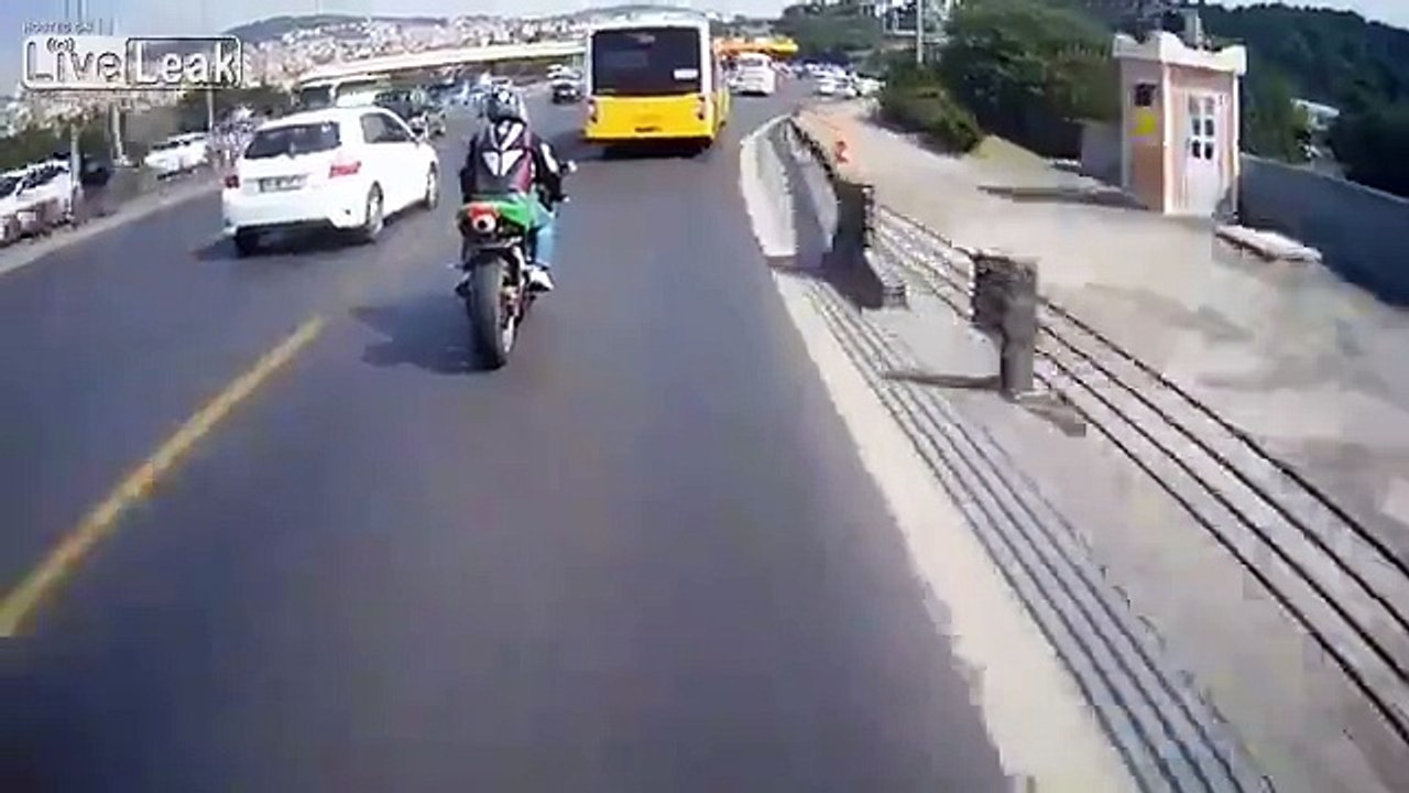 Arabaya Arkadan Çarpan Motorcu - Araba Tutkum