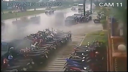 Motorları Ezip Geçen Kamyonet - Araba Tutkum