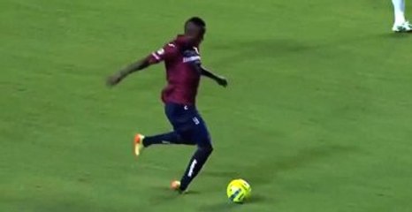 Ayağı Çime Takılıp Yere Düşen Talihsiz Futbolcu