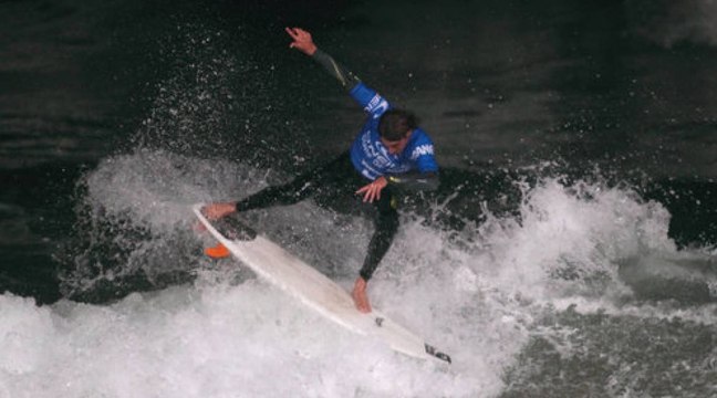 Axi Muniain s'impose à Anglet sur le O'neill surf de nuit