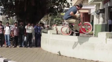 Un trip BMX en Inde - "Quit looking at me !"