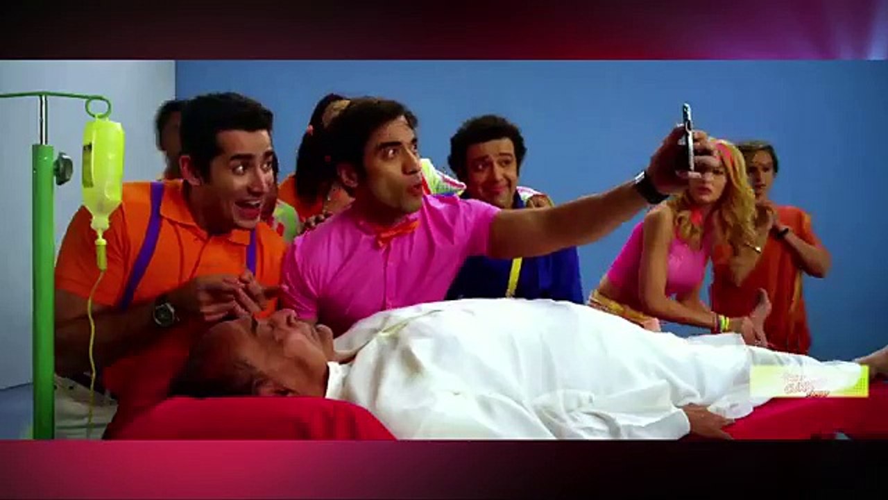 Crazy Cukkad Family Review by RajKumar Hirani, Saurabh Shukla and others