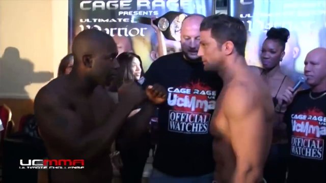 Ces deux boxeurs se provoquent avant un match, ce que l'un d'entre eux va faire va faire disjoncter son adversaire