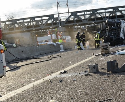 Bologna – Incidente tra auto e autocisterna contenente Gpl (27.01.15)