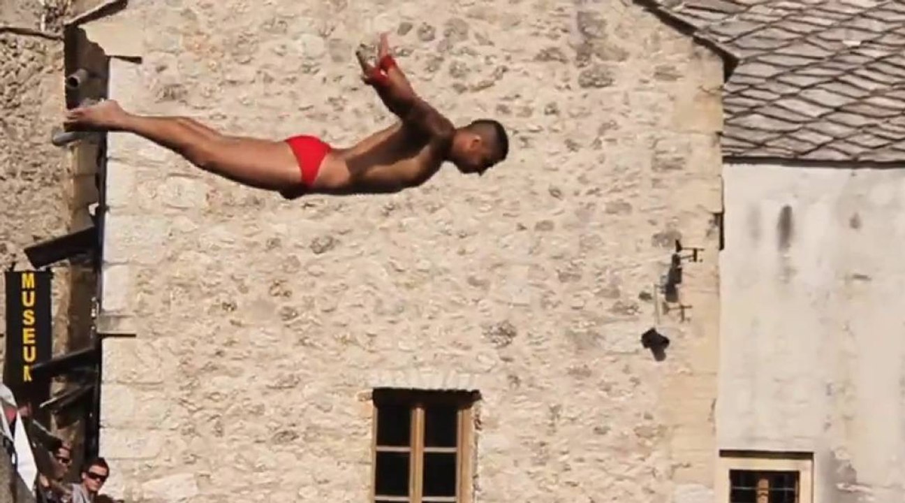 Plongeon depuis le pont Stari Most : un rituel en Boznie-Herzégovine