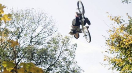 Bernd Kaufman valse avec son BMX